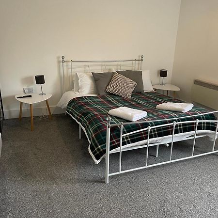 2 Bed Apartment Complete With Bedding And Towels Веллингтон Экстерьер фото
